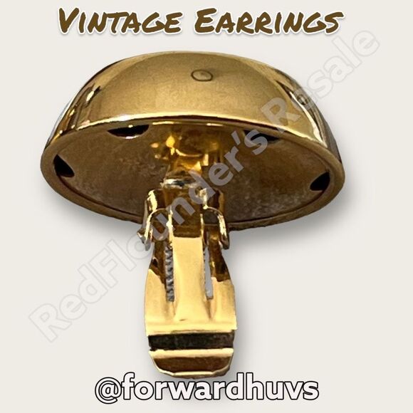 Beautiful Vintage Clip On Earrings - Picture 4 of 8